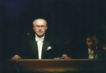 Antoni Wicherek przy pulpicie dyrygenckim - ostatni spektakl Halki w Teatrze Wielkim w Warszawie, 17 grudnia 2008 - fot. Juliusz Multarzyński