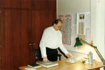 Antoni Wicherek - dyrektor Theater Oberhausen w swoim gabinecie (30 listopada 1985)