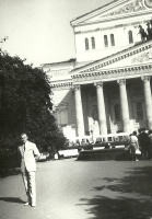 Moskwa - Antoni Wicherek przed teatrem Balszoj (1968)