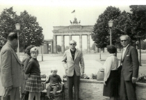 Berlin - Antoni Wicherek na tle Bramy Brandenburskiej (1969)