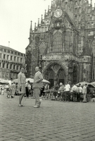 Norymberga - Hanna Lisowska i Antoni Wicherek przed katedrą (1969)