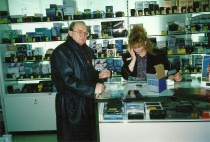 Antoni Wicherek w sklepie z aparatami fotograficznymi (Ludwigsburg, listopad 1991)