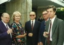 Uroczystość z okazji urodzin królowej Elżbiety w Ambasadzie Brytyjskiej (22 czerwca 1995) - od lewej: Antoni Wicherek, Hanna Lisowska, gen. Wojciech Jaruzelski, Janusz Łętowski, Andrzej Wróbel
