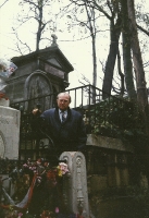 Paryż - Antoni Wicherek przy grobie Fryderyka Chopina na cmentarzu Père-Lachaise (listopad 1991)