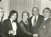 Falstaff - premiera: Teatr Wielki w Warszawie, 6 lutego 1975 - od lewej: Antoni Wicherek, Kazimierz Kord, Regina Resnik, Arbit Blatas, Sir Geraint Evans