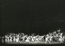 Halka - scena zbiorowa - premiera: Teatr Wielki w Warszawie, 26 października 1975 - fot. Leon Myszkowski