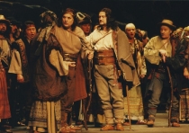 Halka - scena zbiorowa, w środku Krzysztof Bednarek (Jontek) - premiera: Teatr Wielki - Opera Narodowa w Warszawie, 16 grudnia 1995