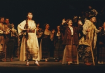 Halka - scena zbiorowa, na pierwszym planie Tatiana Zacharczuk (Halka) - premiera: Teatr Wielki - Opera Narodowa w Warszawie, 16 grudnia 1995