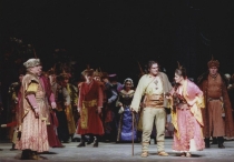 Halka - scena zbiorowa, akt II, od lewej: Zbigniew Macias (Stolnik), Tomasz Kuk (Jontek), Wioletta Chodowicz (Halka) - wznowienie: Teatr Wielki - Opera Narodowa, 20 listopada 2004 - fot. Juliusz Multarzyński