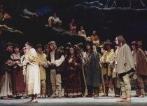 Halka - scena zbiorowa, akt III, Wioletta Chodowicz (Halka), Ryszard Wróblewski (Jontek) - wznowienie: Teatr Wielki - Opera Narodowa, 20 listopada 2004 - fot. Juliusz Multarzyński