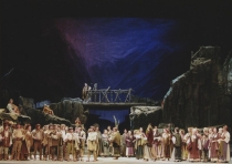 Halka - scena zbiorowa, akt I - wznowienie: Teatr Wielki - Opera Narodowa, 20 listopada 2004 - fot. Juliusz Multarzyński