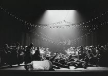 Holender tułacz - scena zbiorowa - premiera: Teatr Wielki w Warszawie, 12 kwietnia 1981