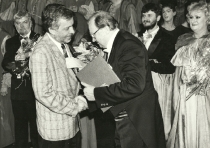 Marian Łabędzki i Antoni Wicherek - pożegnanie Antoniego Wicherka - po premierze Holendra tułacza: Teatr Wielki w Łodzi, 25 czerwca 1994