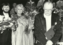 Hanna Lisowska i Antoni Wicherek - pożegnanie Antoniego Wicherka - po premierze Holendra tułacza: Teatr Wielki w Łodzi, 25 czerwca 1994