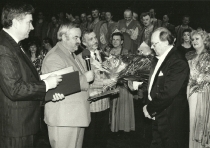 Stanisław Dyzbardis, Waldemar Bohdanowicz, Marian Łabędzki - pożegnanie Antoniego Wicherka - po premierze Holendra tułacza: Teatr Wielki w Łodzi, 25 czerwca 1994