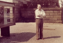 Antoni Wicherek przed Deutsche Staatsoper Berlin - gościnny udział w spektaklu Holender tułacz - 27 czerwca 1981