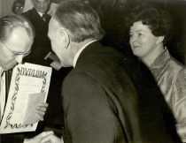 Antoni Wicherek odbiera dyplom z okazji 15-lecia Radomskiej Orkiestry Symfonicznej  - Sala koncertowa w Radomiu, 10 lutego 1969