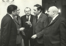 Konsul - od lewej: NN, NN, Antoni Wicherek, Gian Carlo Menotti, Józef Grubowski - przed premierą: Teatr Wielki w Warszawie, 30 grudnia 1971