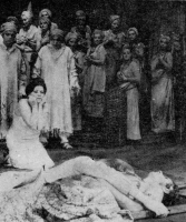 Lord Jim - scena zbiorowa: Delfina Ambroziak - prapremiera: Teatr Wielki w Łodzi, 14 lutego 1976