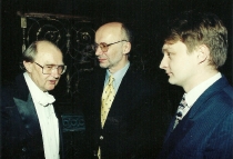 Opowieści Hoffmanna - od lewej: Antoni Wicherek, Jacek Marczyński, NN - premiera: Opera Nova w Bydgoszczy, 18 kwietnia 1998, fot. Juliusz Multarzyński