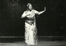 Paria - Hanna Lisowska jako Neala - premiera: Teatr Wielki w Łodzi, 4 czerwca 1992, fot. Chwalisław Zieliński