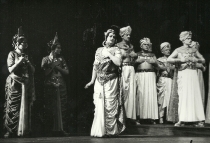 Paria - po środku Hanna Lisowska jako Neala - premiera: Teatr Wielki w Łodzi, 4 czerwca 1992, fot. Chwalisław Zieliński