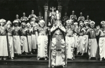 Paria - po środku Tomasz Fitas jako Akebar - premiera: Teatr Wielki w Łodzi, 4 czerwca 1992, fot. Chwalisław Zieliński
