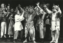 Paria - po środku Zenon Kowalski jako Dżares - premiera: Teatr Wielki w Łodzi, 4 czerwca 1992, fot. Juliusz Multarzyński