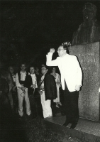 Po premierze Parii pod pomnikiem Stanisława Moniuszki w Łodzi przemawia Antoni Wicherek, 4 czerwca 1992, fot. Jacek Wotas