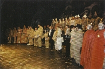 Ubu Rex - w środku Antoni Wicherek - premiera polska: Teatr Wielki w Łodzi, 6 listopada 1993