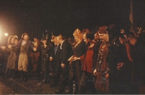 Ubu Rex - wykonawcy, w środku Krzysztof Penderecki i Antoni Wicherek - spektakl: Eindhoven, 10 kwietnia 1996