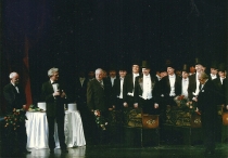 Włoszka w Algierze - przemiawia Kazimierz Kowalski, pierwszy z prawej Antoni Wicherek - po premierze: Teatr Wielki w Łodzi, 26 kwietnia 2008, fot. Juliusz Multarzyński