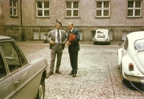 Antoni Wicherek i Wiesław Ochman - przed Teatrem Wielkim w Warszawie (1973/74)