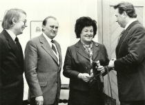 Spotkanie z Birgit Nilsson - od lewej: Kjell Ingebretsen (dyrygent), Antoni Wicherek (dyrektor Teatru Wielkiego), Birgit Nilsson (Tosca), Virgillius Norejko (Cavaradossi) - fot. Zbigniew Furman (1975)