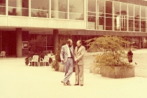 Przed Theater im Pfalzbau - Dr. Rainer Antoine i Antoni Wicherek (Ludwigshafen, maj 1980)