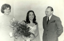 Po spektaklu Łucji z Lammermooru w Teatrze Wielkim w Warszawie (czerwiec 1972) - od lewej: Hanna Lisowska, Urszula Koszut, Antoni Wicherek