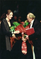Agnieszka Odorowicz (wiceminister kultury) i Antoni Wicherek - Jubileusz 50-lecia pracy artystycznej Antoniego Wicherka - Teatr Wielki - Opera Narodowa, 20 listopada 2004, fot. J. Multarzyński