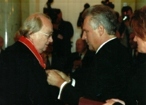 Prezydent Aleksander Kwaśniewski odznacza Antoniego Wicherka Krzyżem Komandorskim Orderu Odrodzenia Polski - 27 kwietnia 2005, fot. Eliza Radzikowska